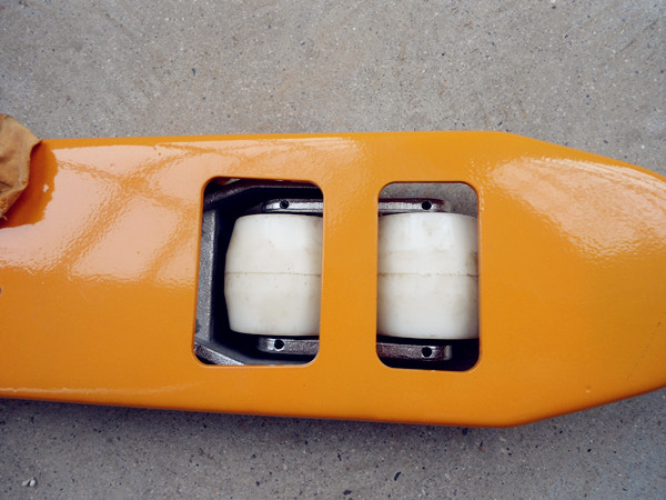 叉車產(chǎn)品細(xì)節(jié)處實拍-河北東圣吊索具制造有限公司-石材夾具_(dá)小型攪拌機(jī)_手動叉車_液壓堆高車