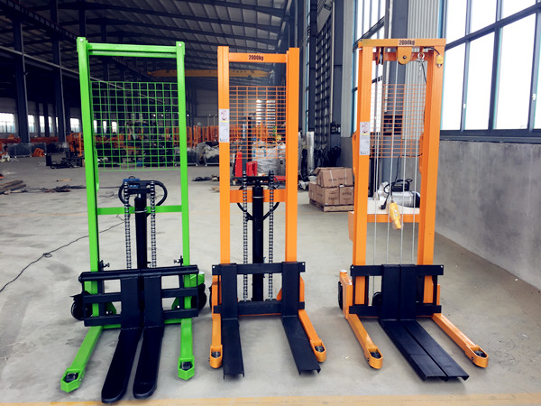 三款手動(dòng)堆高車對(duì)比，手動(dòng)堆高車價(jià)格可致電聯(lián)系客服了解--河北東圣吊索具制造有限公司--小型攪拌機(jī)|石材夾具|液壓堆高車|手動(dòng)叉車