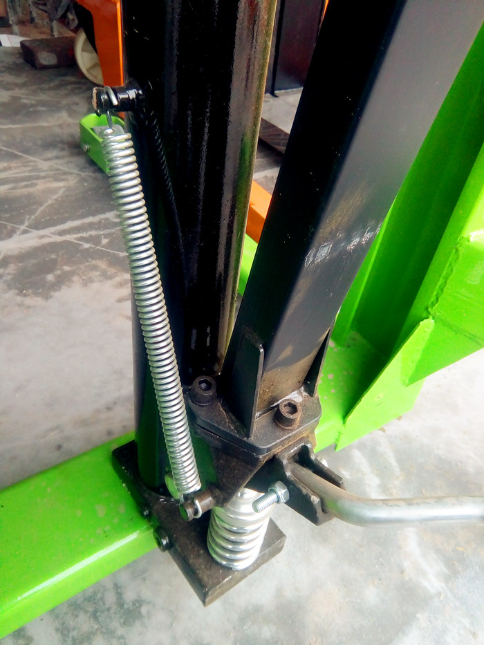 堆高車手動液壓產品具有你所想象不到的發(fā)展前景--河北東圣吊索具--石材夾具|小型攪拌機|液壓堆高車|手動叉車