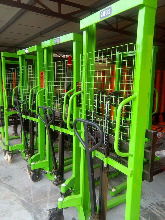 堆高車手動液壓產品具有你所想象不到的發(fā)展前景--河北東圣吊索具--石材夾具|小型攪拌機|液壓堆高車|手動叉車