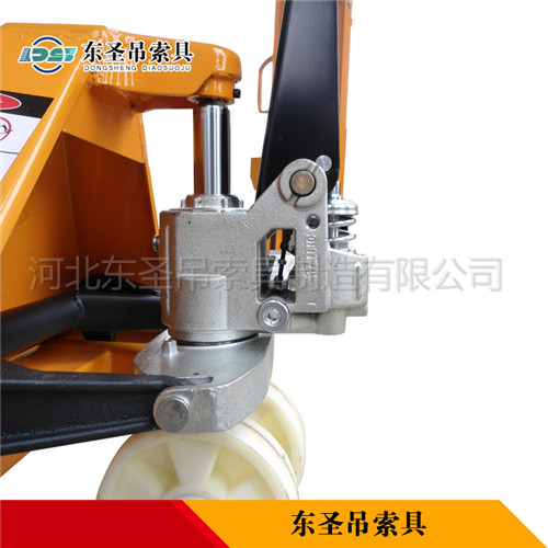 5t手動叉車核心部件液壓缸作業(yè)整機(jī)細(xì)節(jié)展示圖--河北東圣吊索具制造有限公司--小型攪拌機(jī)|石材夾具|液壓堆高車|手動叉車