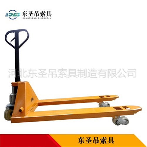 5t手動叉車側(cè)面整機(jī)展示圖--河北東圣吊索具制造有限公司--小型攪拌機(jī)|石材夾具|液壓堆高車|手動叉車