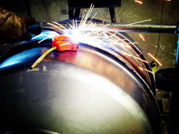 滾筒小型攪拌機(jī)焊接車間焊接瞬間品展示--河北東圣吊索具制造有限公司--小型攪拌機(jī)|石材夾具|液壓堆高車|手動(dòng)叉車