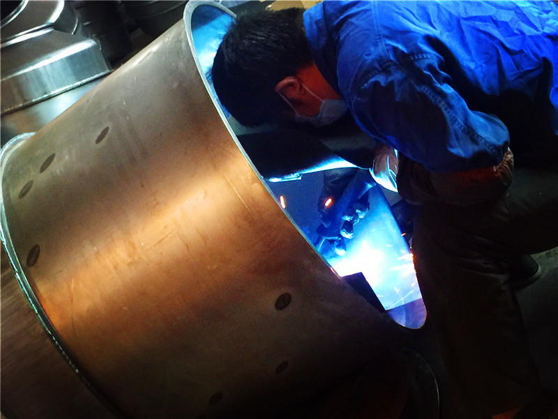 滾筒小型攪拌機(jī)焊接車間焊接焊接過(guò)程展示--河北東圣吊索具制造有限公司--小型攪拌機(jī)|石材夾具|液壓堆高車|手動(dòng)叉車