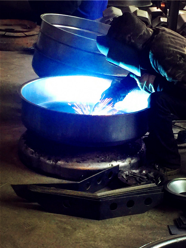 220V小攪拌車攪拌滾筒焊接車間展示--河北東圣吊索具制造有限公司--小型攪拌機(jī)|石材夾具|液壓堆高車|手動叉車