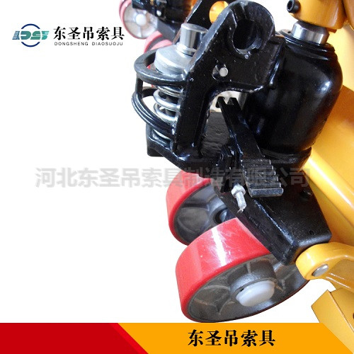 手動(dòng)升高叉車液壓缸控制部位細(xì)節(jié)展示--河北東圣吊索具制造有限公司--小型攪拌機(jī)|手動(dòng)叉車|液壓堆高車|手動(dòng)叉車 手動(dòng)升高叉車液壓缸控制部位細(xì)節(jié)展示--河北東圣吊索具制造有限公司--小型攪拌機(jī)|手動(dòng)叉車|液壓堆高車|手動(dòng)叉車