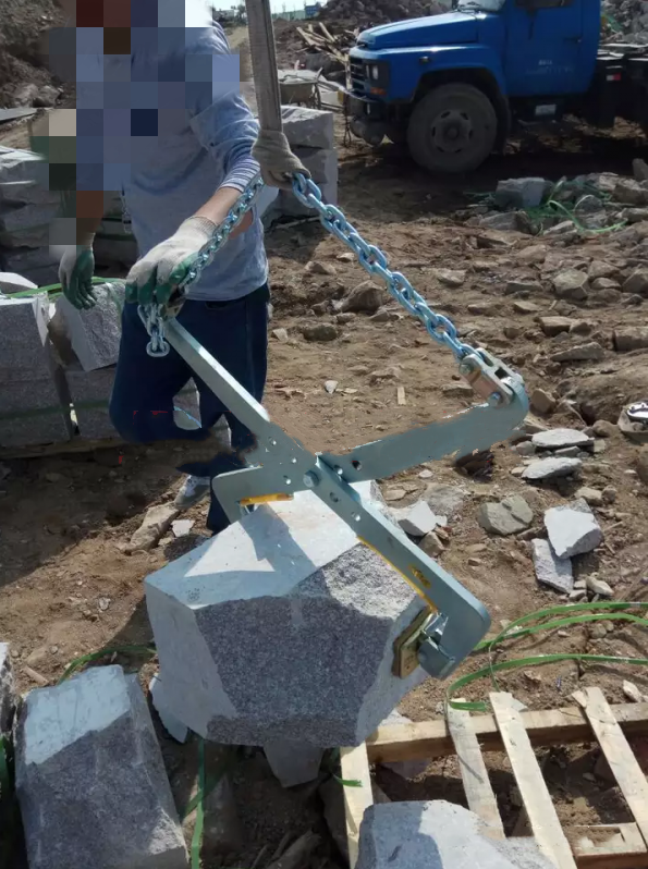 石材夾具吊夾石塊使用現(xiàn)場(chǎng)--河北東圣吊索具制造有限公司--石材夾具|小型攪拌機(jī)|液壓堆高車|手動(dòng)叉車 石材夾具吊夾石塊使用現(xiàn)場(chǎng)--河北東圣吊索具制造有限公司--石材夾具|小型攪拌機(jī)|液壓堆高車|手動(dòng)叉車