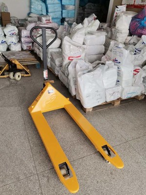 手動地牛叉車搬運吊裝帶原料作業(yè)現場--河北東圣吊索具制造有限公司--手動叉車|液壓堆高車|石材夾具|小型攪拌機