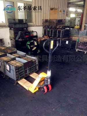 1噸手動(dòng)地牛搬運(yùn)重物現(xiàn)場--河北東圣吊索具制造有限公司--手動(dòng)叉車|液壓堆高車|石材夾具|小型攪拌機(jī) 1噸手動(dòng)地牛搬運(yùn)重物現(xiàn)場--河北東圣吊索具制造有限公司--手動(dòng)叉車|液壓堆高車|石材夾具|小型攪拌機(jī)